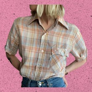 Spring plaid Levi’s buttoned shirt
